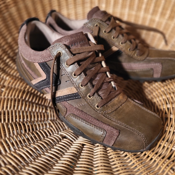 NWOT SKECHERS MENS CASUAL SNEAKERS 63746~ SZ 9.5 brown leather relaxed step - Picture 1 of 13